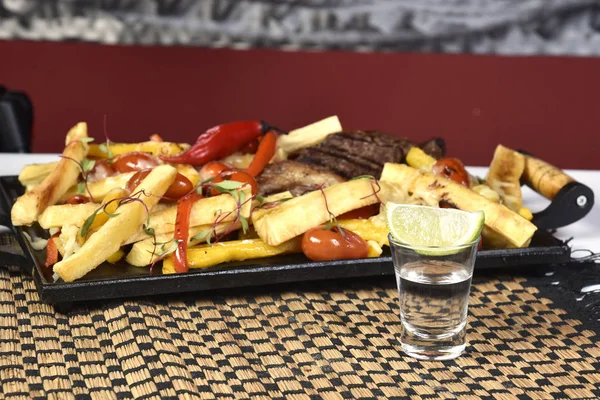 Klub wołowina stek z sosem pieprzowym i grillowane warzywa na cutt — Zdjęcie stockowe