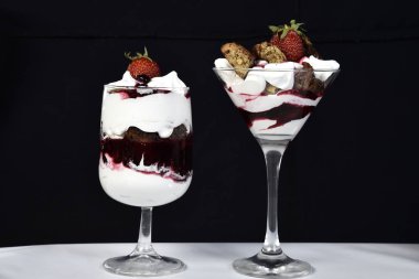 Tatlı kasede, siyah arka planda meyveler..