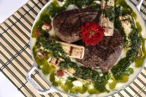 Yeşil pilavlı biftek, zeytinyağı ve palmiye kalbi. — Stok fotoğraf