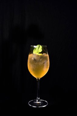 Siyah arka planda meyveleri olan egzotik ve alkollü içecek.