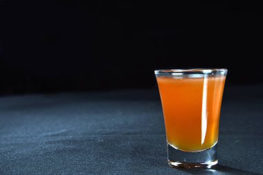 Siyah arka plan üzerinde Meyve Cocktel ile Alkollü İçecek