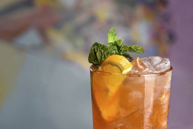 Siyah arka plan üzerinde Meyve Cocktel ile Alkollü İçecek