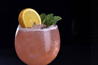 Siyah arka plan üzerinde Meyve Cocktel ile Alkollü İçecek