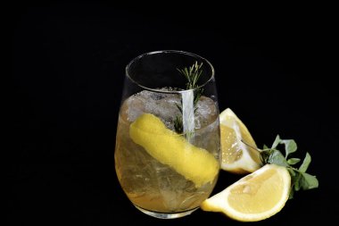 Siyah arka plan üzerinde Meyve Cocktel ile Alkollü İçecek