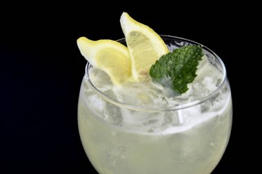 Siyah arka plan üzerinde Meyve Cocktel ile Alkollü İçecek