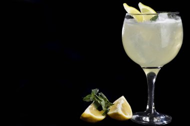 Siyah arka plan üzerinde Meyve Cocktel ile Alkollü İçecek