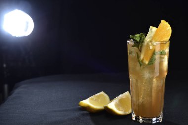 Siyah arka plan üzerinde Meyve Cocktel ile Alkollü İçecek