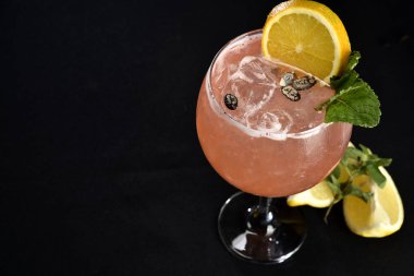 Siyah arka plan üzerinde Meyve Cocktel ile Alkollü İçecek