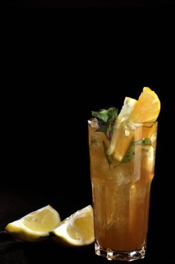 Siyah arka plan üzerinde Meyve Cocktel ile Alkollü İçecek
