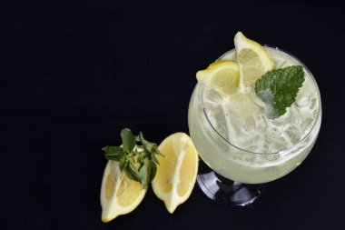 Siyah arka plan üzerinde Meyve Cocktel ile Alkollü İçecek