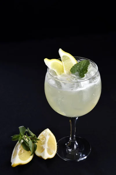 Alkoholos ital gyümölcs Cocktel fekete háttér — Stock Fotó