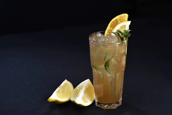 Alkoholos ital gyümölcs Cocktel fekete háttér — Stock Fotó