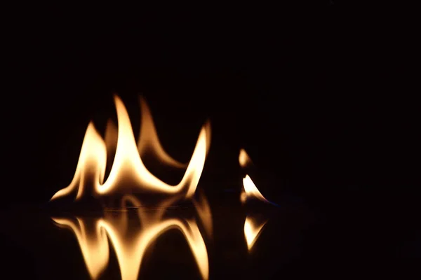 Fuego y reflexión sobre fondo negro — Foto de Stock