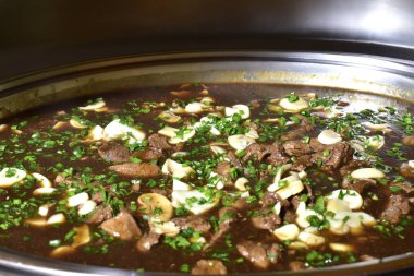 champing ve bitkisel baharat ile ahşap soslu et