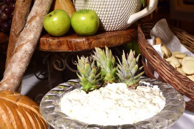 Mutfak masasındaki sepette sebzeli kompozisyon.