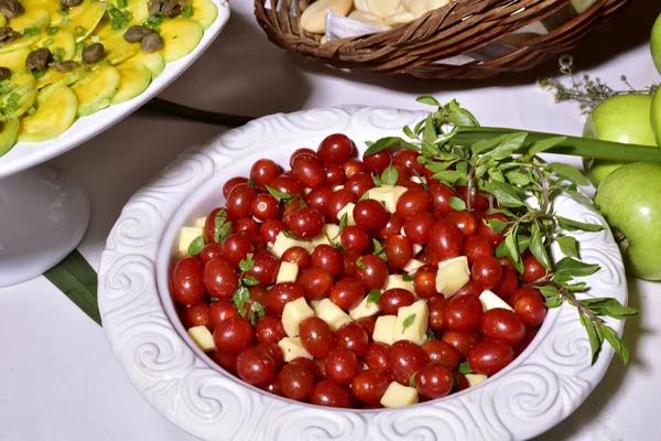 Deliciosa ensalada caprese con tomates cherry maduros y mini mozza —  Fotos de Stock