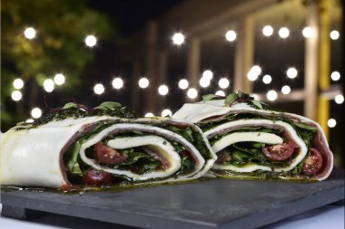 fesleğen pesto mozzarella roulade taş bulanık backgroun hizmet