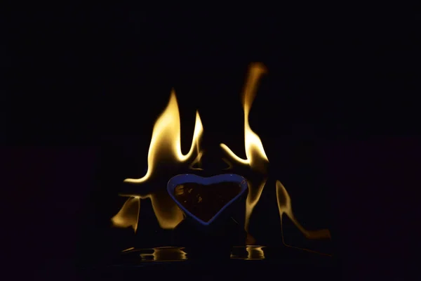 Cuenco de cerámica en forma de corazón con salsas sobre fondo negro con fi — Foto de Stock