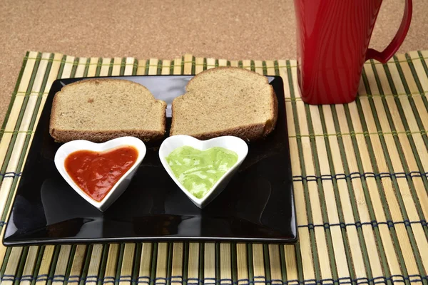 Λευκό δοχείο σχήμα καρδιάς με πολύχρωμες σάλτσες στο φελλό και μπαμπού m — Φωτογραφία Αρχείου