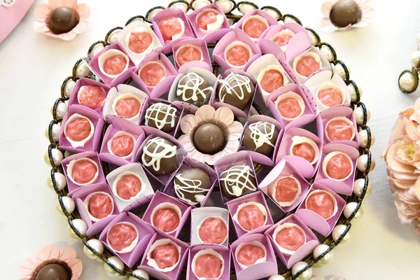Mesa de fiesta con chocolates brigadeiro chocolates — Foto de Stock