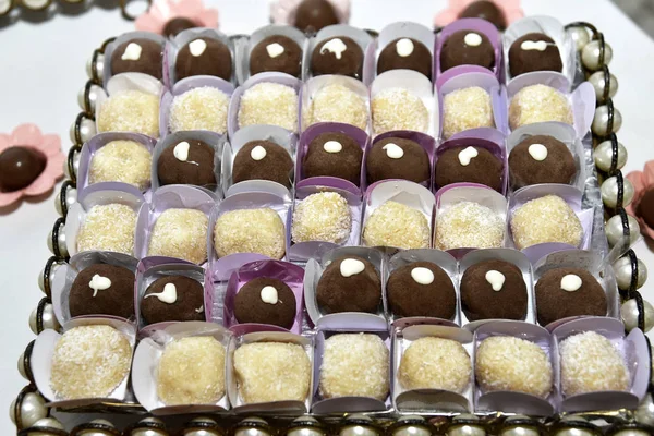 Mesa de festa com chocolates brigadeiro chocolates — Fotografia de Stock