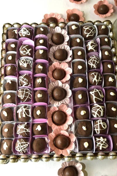 Mesa de festa com chocolates brigadeiro chocolates — Fotografia de Stock