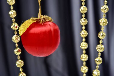 Kırmızı toplar ve kırmızı süslemelerle Noel aranjmanı