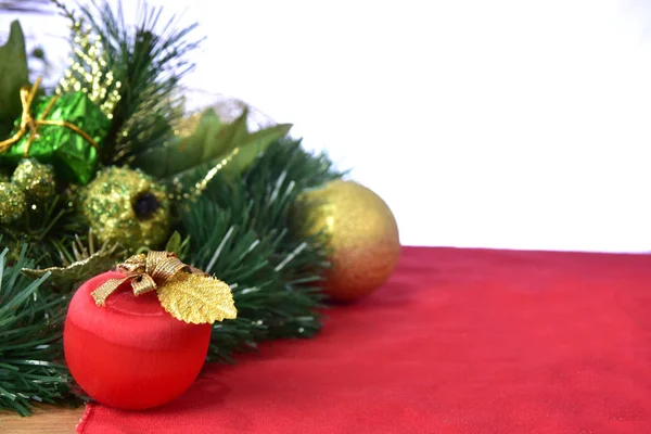 Karácsonyi elrendezés piros golyókkal és lógó piros dekorációval — Stock Fotó
