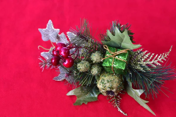 Disposizione natalizia con palline rosse e decorazioni rosse appese — Foto Stock
