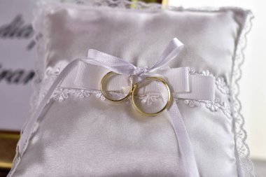 Beyaz bir yastıkta alyanslar