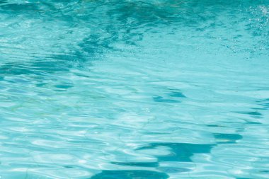 Mavi havuz suyu, güneşi yansıtan dalgalı detaylar. Mavi p yüzeyi.