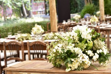 Parti yemeği için masa hazırlandı..