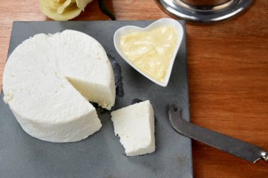 Tahta masada peynirli çay, Brezilya kahvaltısı.