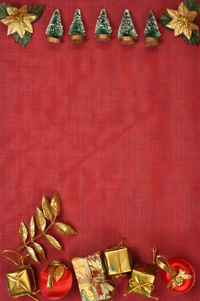 Рождественские праздники композиция на фоне красной текстуры с ко — стоковое фото