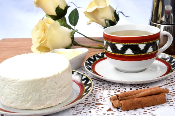 Cup of tea with cheese on wooden table, brazilian breakfast — Stock Photo, Image