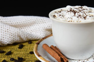 Sütlü kahve ve kremalı kahve ve kavrulmuş kahve çekirdekleri..