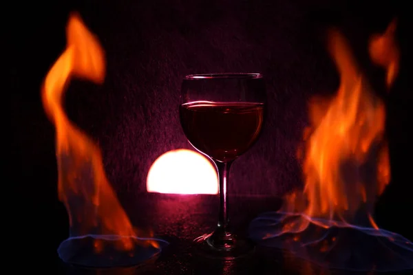 Glas Rode Wijn Glazen Tafel Met Vuur Eromheen Zwarte Achtergrond — Stockfoto