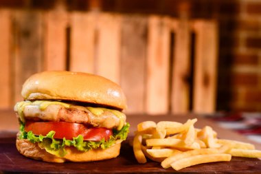 Hamburger sandviçi ve krem peynirli kızarmış pastırma sosu. Arka planda bulanık.