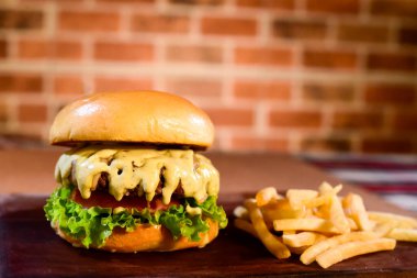 Hamburger sandviçi ve krem peynirli kızarmış pastırma sosu. Arka planda bulanık.