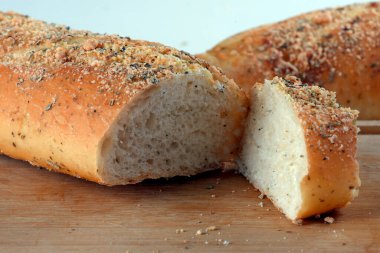 Baharatlı baget soslu buğday ekmeği.