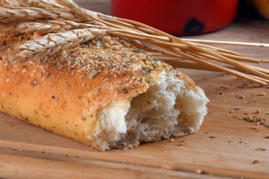 Baharatlı baget soslu buğday ekmeği.
