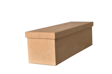 Beyaz arkaplanda kaydırma kapağı olan nesne tutucu için küçük tahta kutu