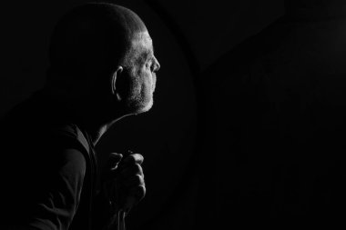 Vücut ifadesi vücut hareketleri siyah beyaz fotoğraflı adam ince sanat silueti ifade görüntüsü