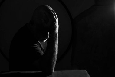 Vücut ifadesi vücut hareketleri siyah beyaz fotoğraflı adam ince sanat silueti ifade görüntüsü