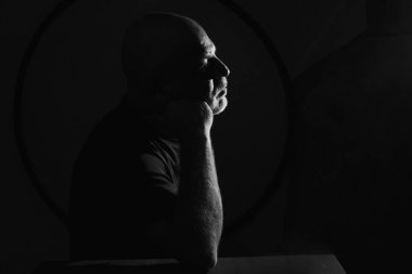 Vücut ifadesi vücut hareketleri siyah beyaz fotoğraflı adam ince sanat silueti ifade görüntüsü