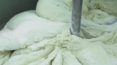 Hamur karıştırma. Büyük bir mikserde hamur yoğurmak. Karıştırıcıda paskalya pastası için Hamur. Şekerleme fabrikası. Paskalya pastalarına hazırlanıyorum. Büyük karıştırıcı.