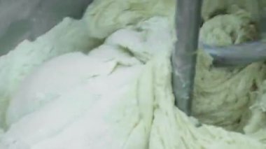 Hamur karıştırma. Büyük bir mikserde hamur yoğurmak. Karıştırıcıda paskalya pastası için Hamur. Şekerleme fabrikası. Paskalya pastalarına hazırlanıyorum. Büyük karıştırıcı.