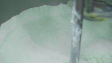 Hamur karıştırma. Büyük bir mikserde hamur yoğurmak. Karıştırıcıda paskalya pastası için Hamur. Şekerleme fabrikası. Paskalya pastalarına hazırlanıyorum. Büyük karıştırıcı.
