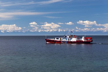 Baykal Gölü'nde turistlerle gemi