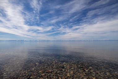 Baykal Gölü 'nün temiz suyu alttaki taşları görmeni sağlar.